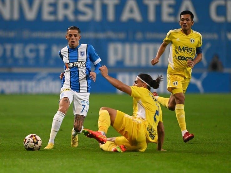 âUn duel din meciul Petrolul - Craiova