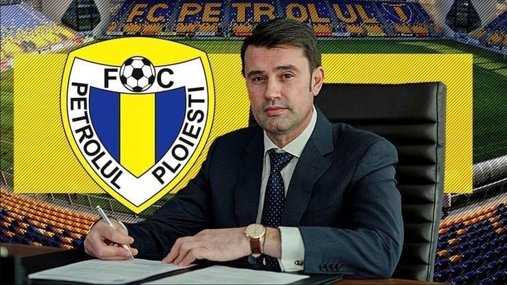 Marian Copilu pozând ca un elev de clasa a II-a, cu stilou și caiet pe pupitrul din fața sa