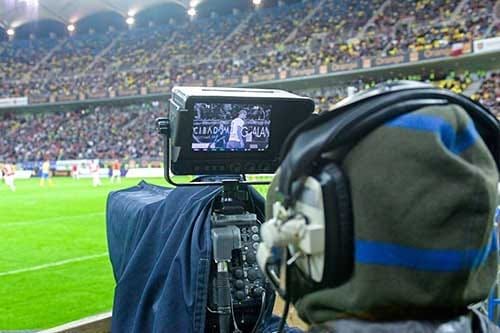 Imaginea unei camere care filmează pe Arena Națională