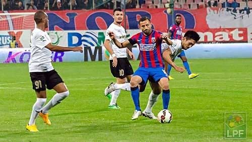 Sânmărtean la minge, înconjurat de Takayuki Seto, Budescu și William de Amorim. Pe fundal se vede Varela