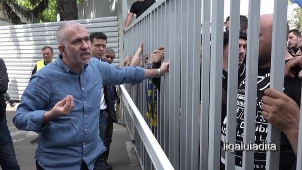 Mădălin Mihailovici (Veolia) în discuții cu fanii nervoși ai Petrolului