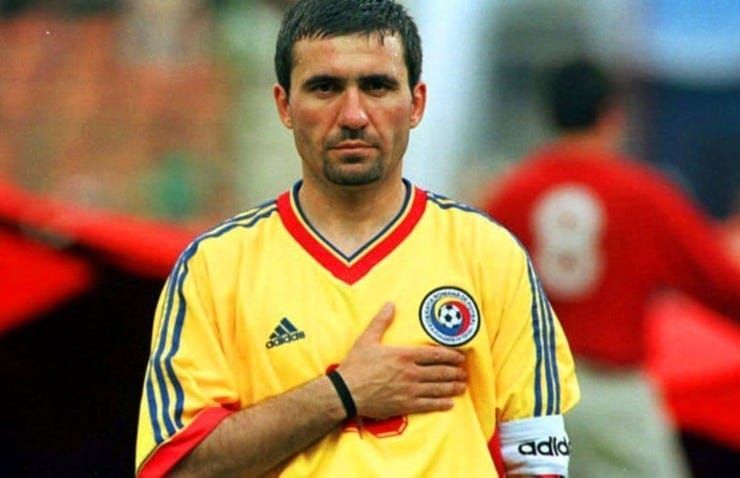 Hagi cu mâna inimă pentru naționala României