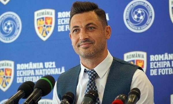 Mirel Rădoi zâmbind într-o conferință de presă furtunoasă ca selecționer al naționalei României