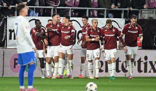 Jucătorii Rapidului după golul lui Kolijc în Rapid - Farul 3-1