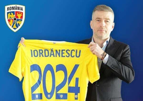 Edward Iordănescu pozând cu tricoul echipei naționale